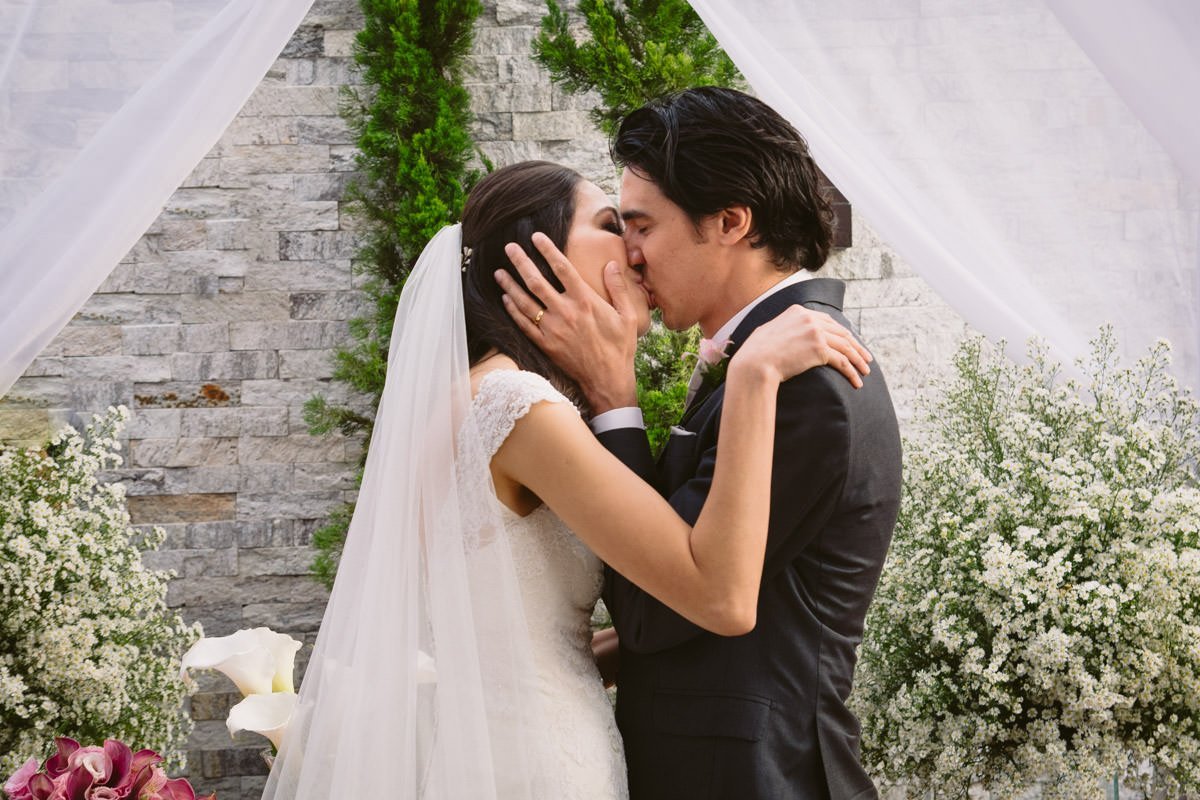 fotografia de casamento do beijo dos noivos