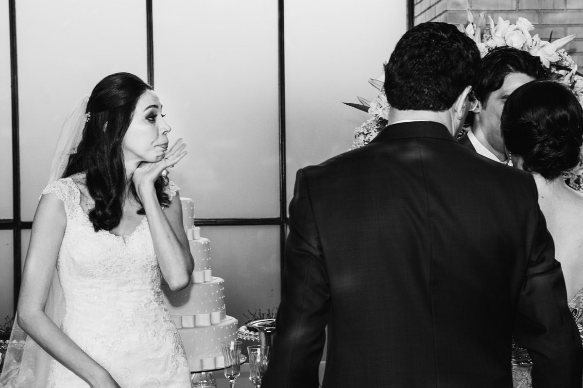 noiva emocionada chorando no casamento