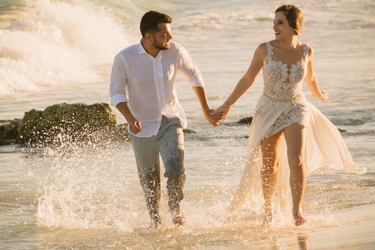 noivos correndo mar ensaio pós destination wedding cancun