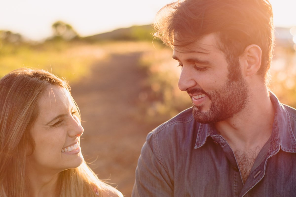 noivos sorrindo no ensaio pré-casamento em belo horizonte