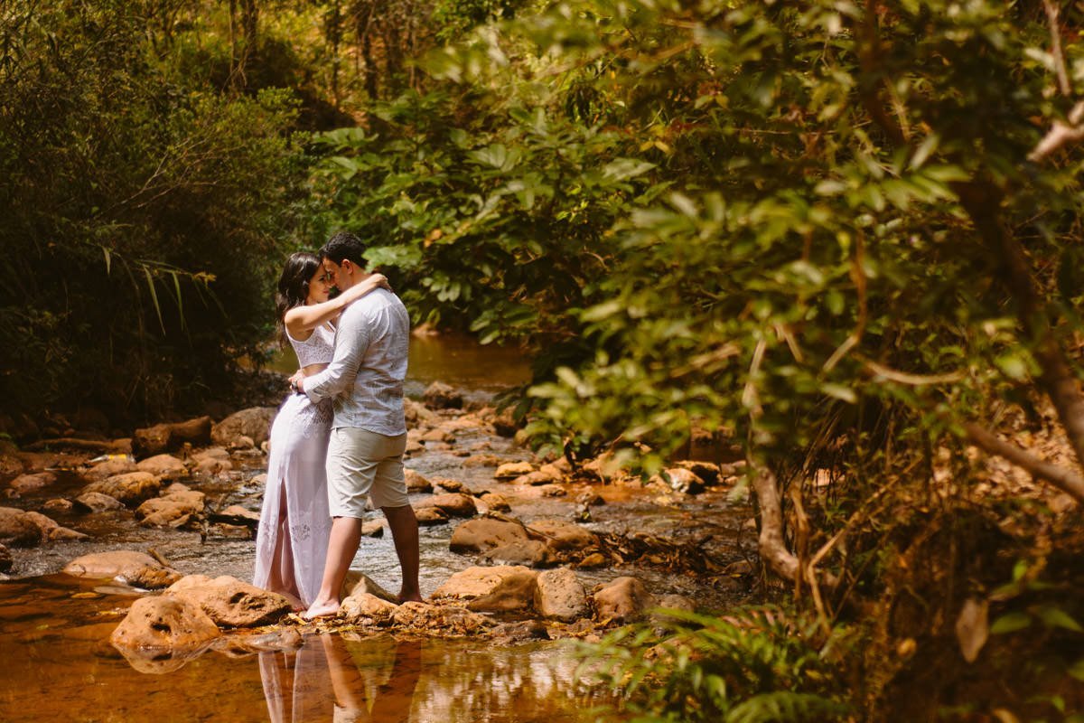 casal em ensaio pré-casamento na mata em macacos minas gerais