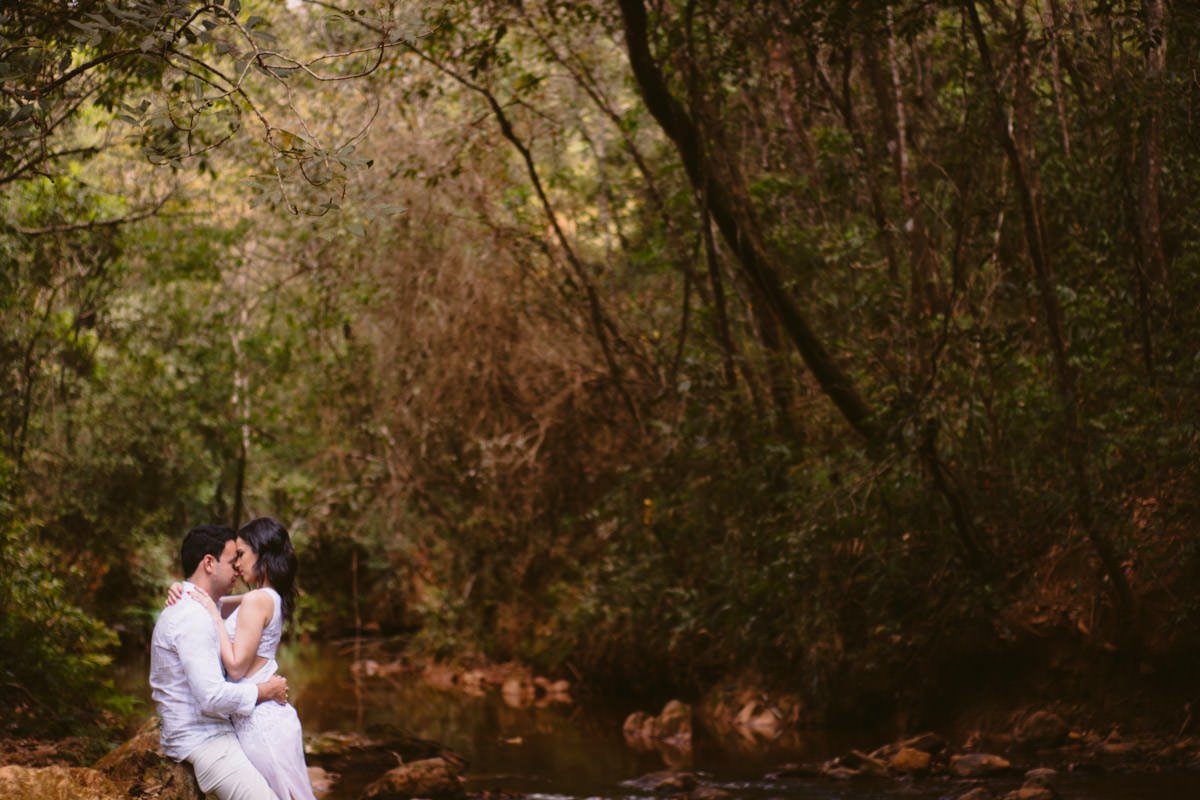 casal romântico ensaio pré-casamento na floresta macacos
