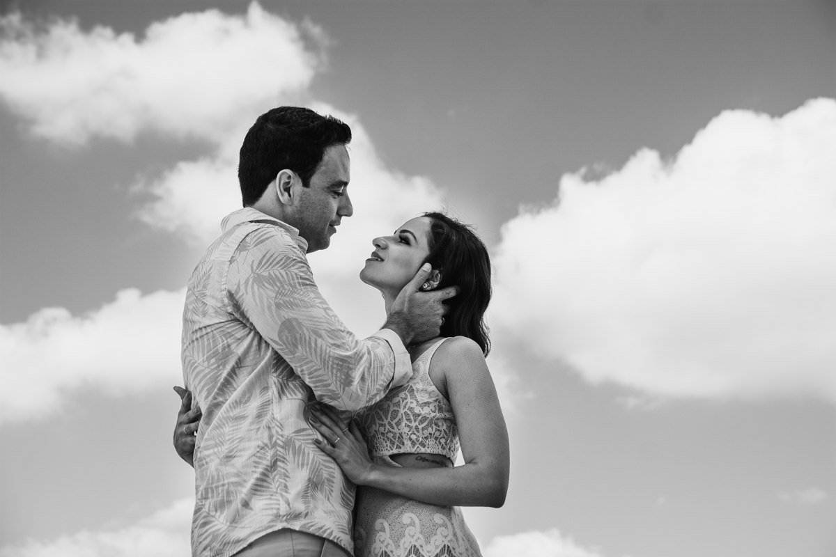noivos apaixonados com céu ao fundo em preto e branco. ensaio em macacos
