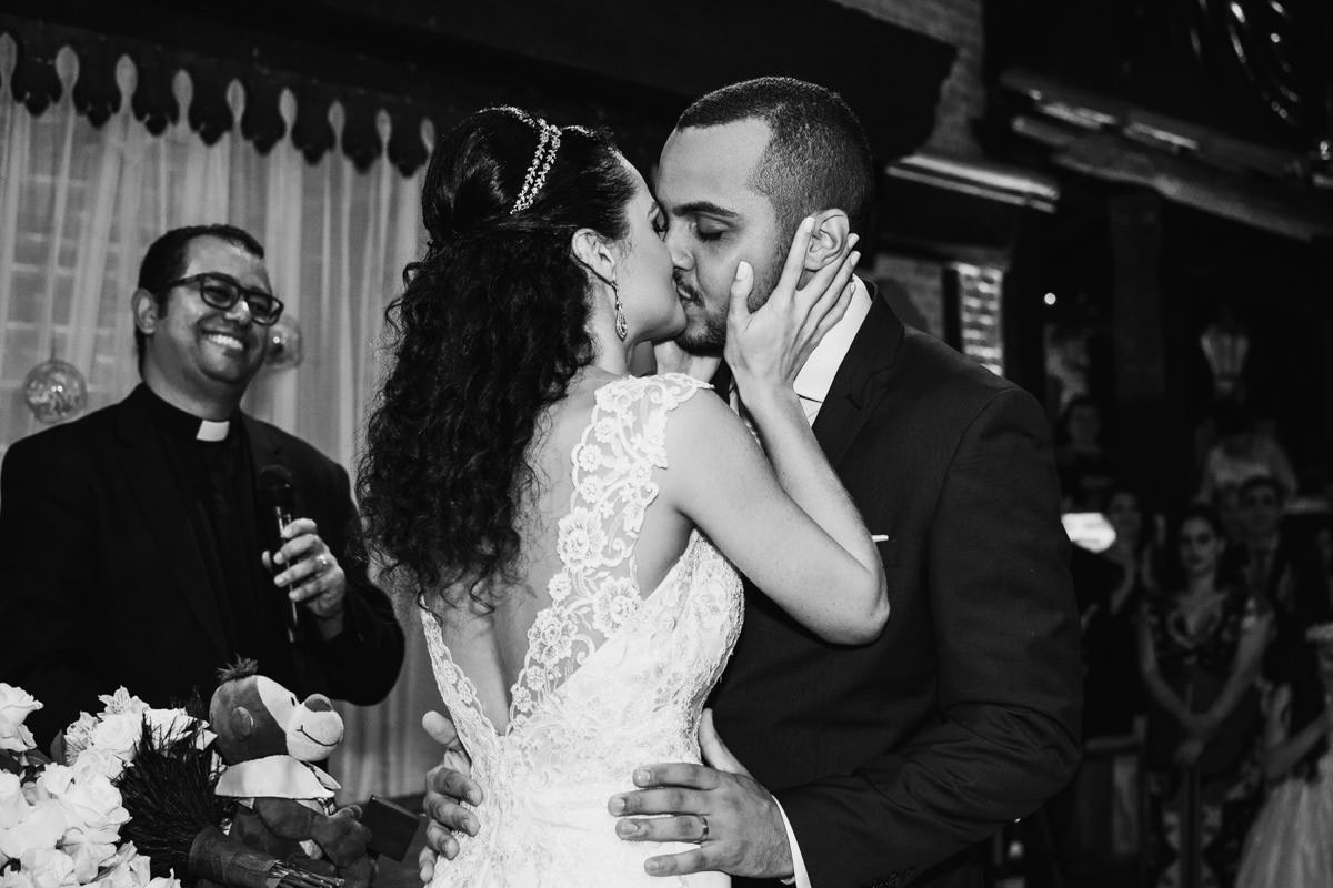 casamento rústico na chácara chiari belo horizonte beijo dos noivos