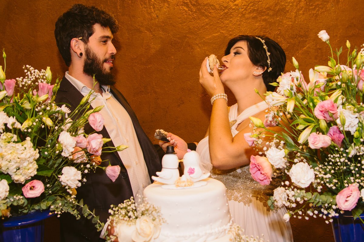 noiva comendo o bolo em casamento em casa belo horizonte