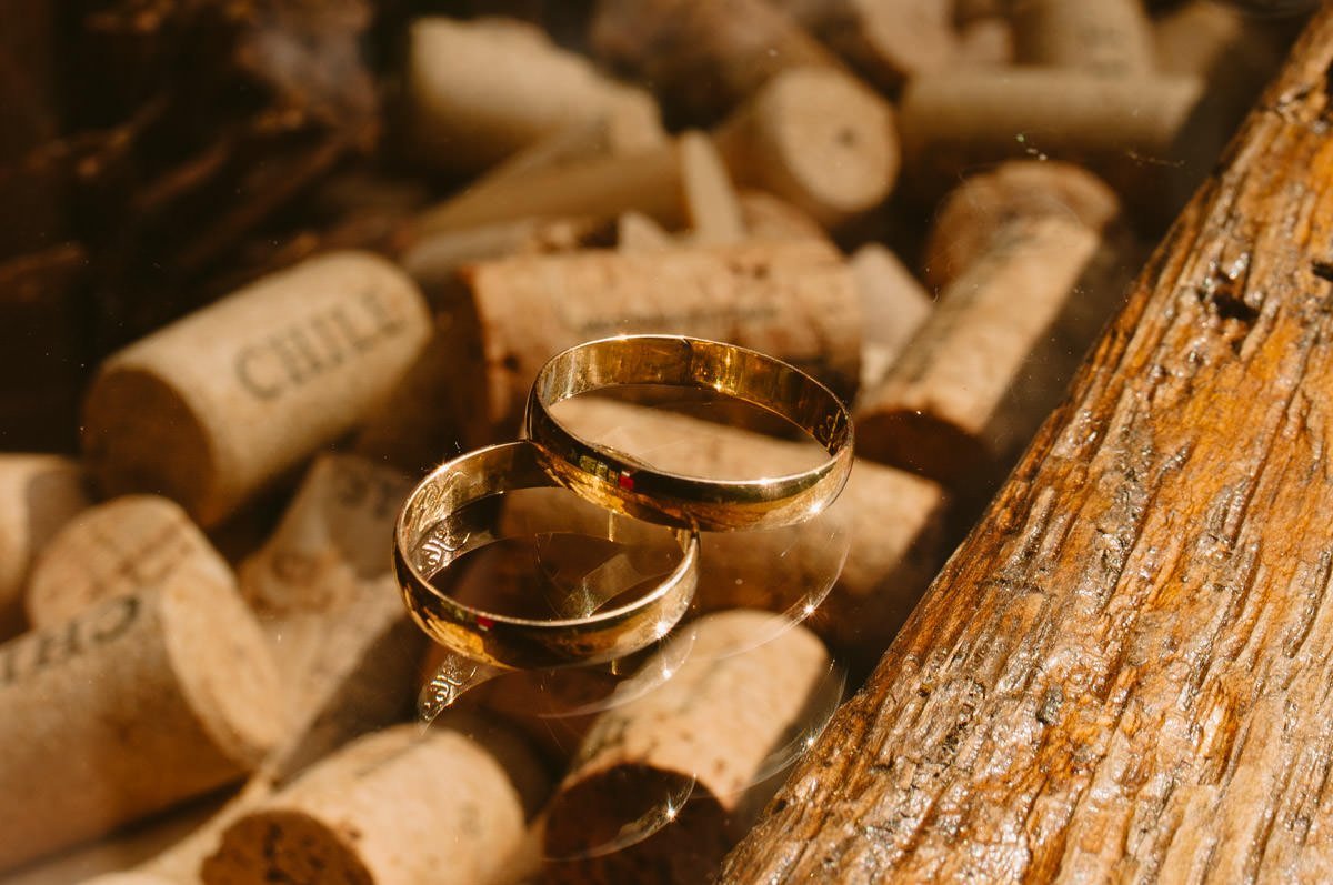 fotografia das alianças e vinho bh mg