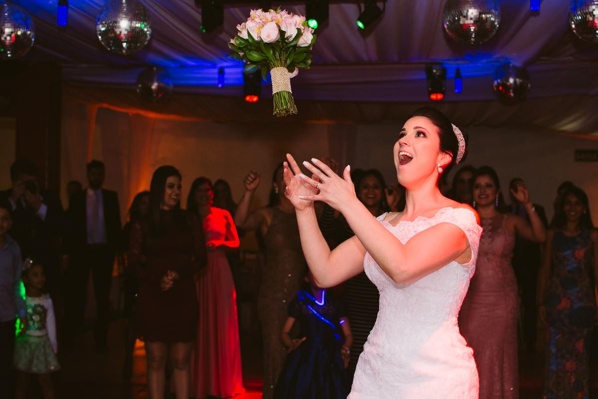 fotografia de casamento da noiva jogando o buquê bh