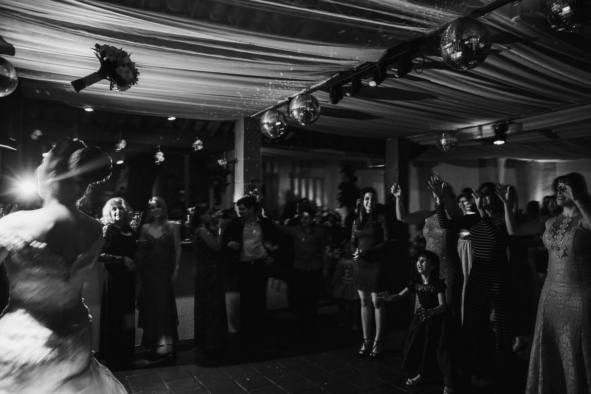 fotógrafo de casamento foto da noiva jogando o buquê bh
