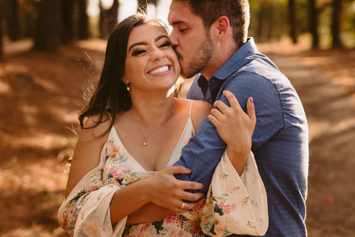 noiva sorridente no ensaio pré