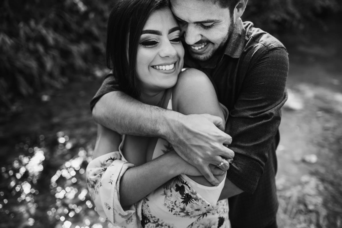 casal abraçado no rio belo horizonte