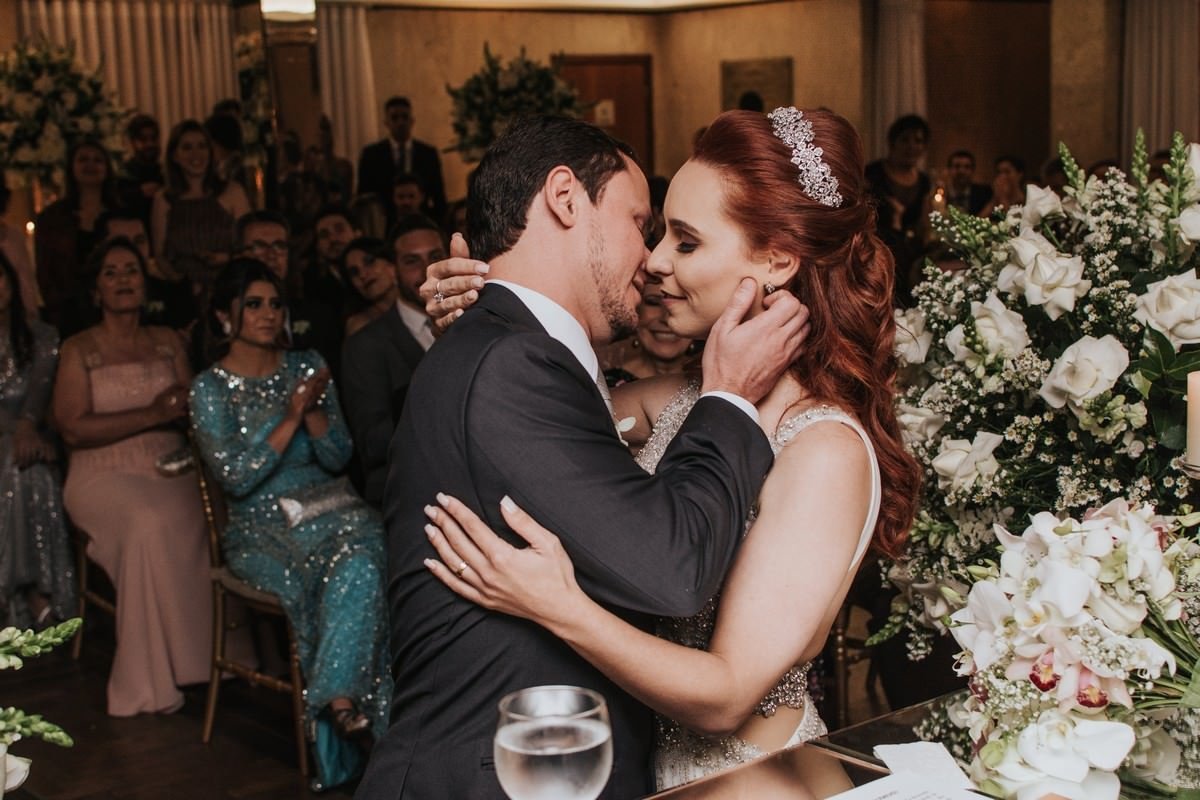 beijo dos noivos no casamento no salão do minas tênis clube