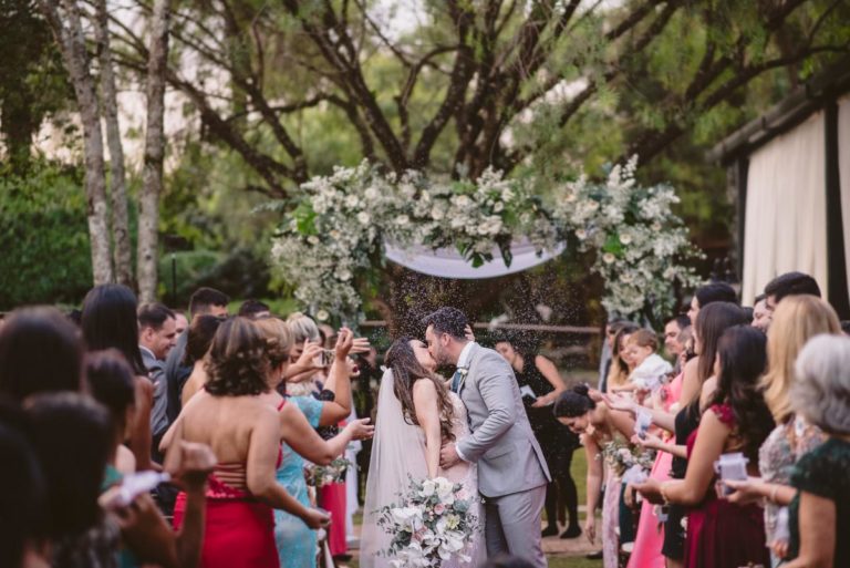 beijo dos noivos em casamento de dia no espaço mariângela em bh