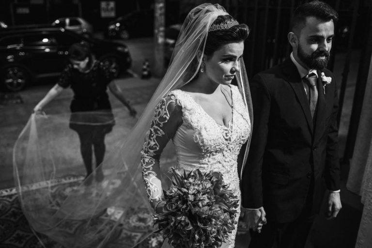 assessoria de casamento auxiliando noiva entrada igreja