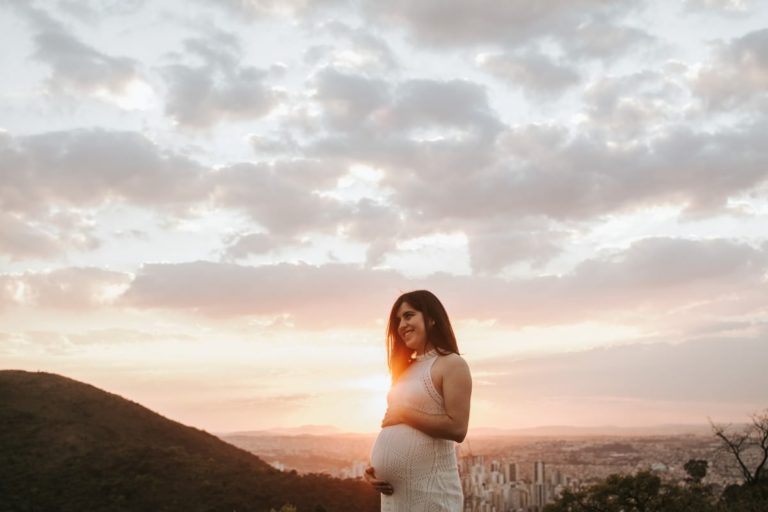 ensaio de gestante no pôr-do-sol em belo horizonte fotografia de família