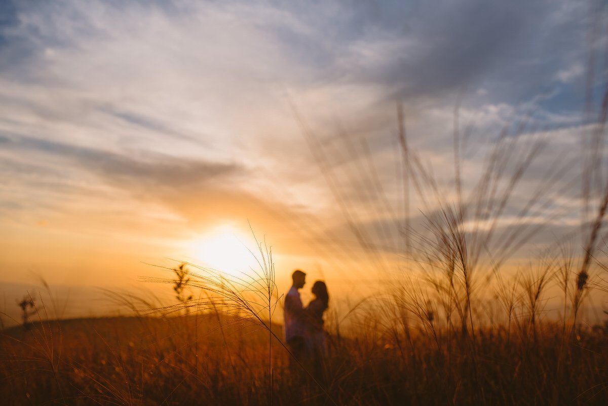 ensaio pré-wedding no pôr-do-sol em belo horizonte, fotógrafos de casamento bh