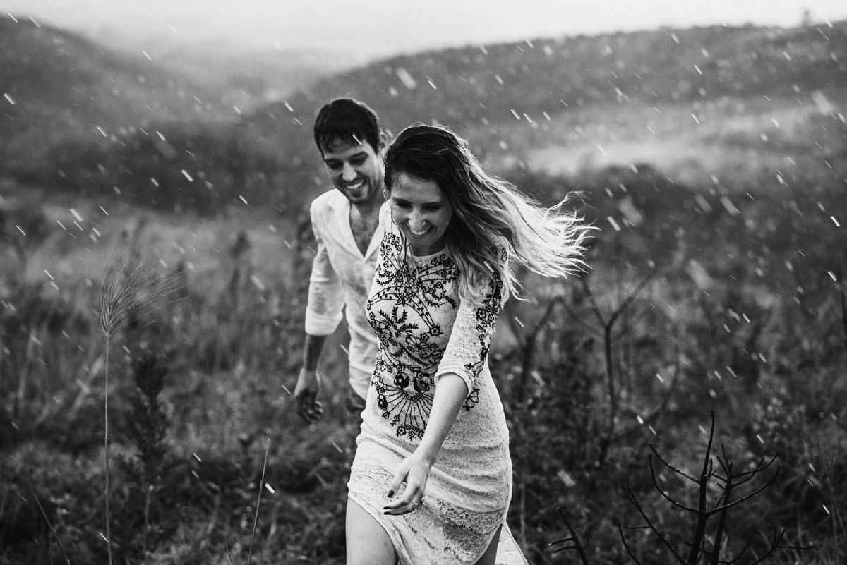 ensaio na chuva de pré casamento mari e renan por le gras fotografia de casamento bh
