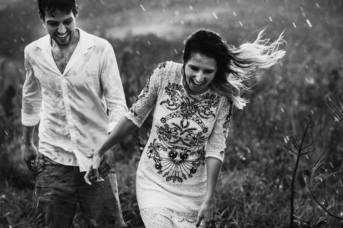 ensaio na chuva de pré casamento mari e renan por le gras fotografia de casamento bh