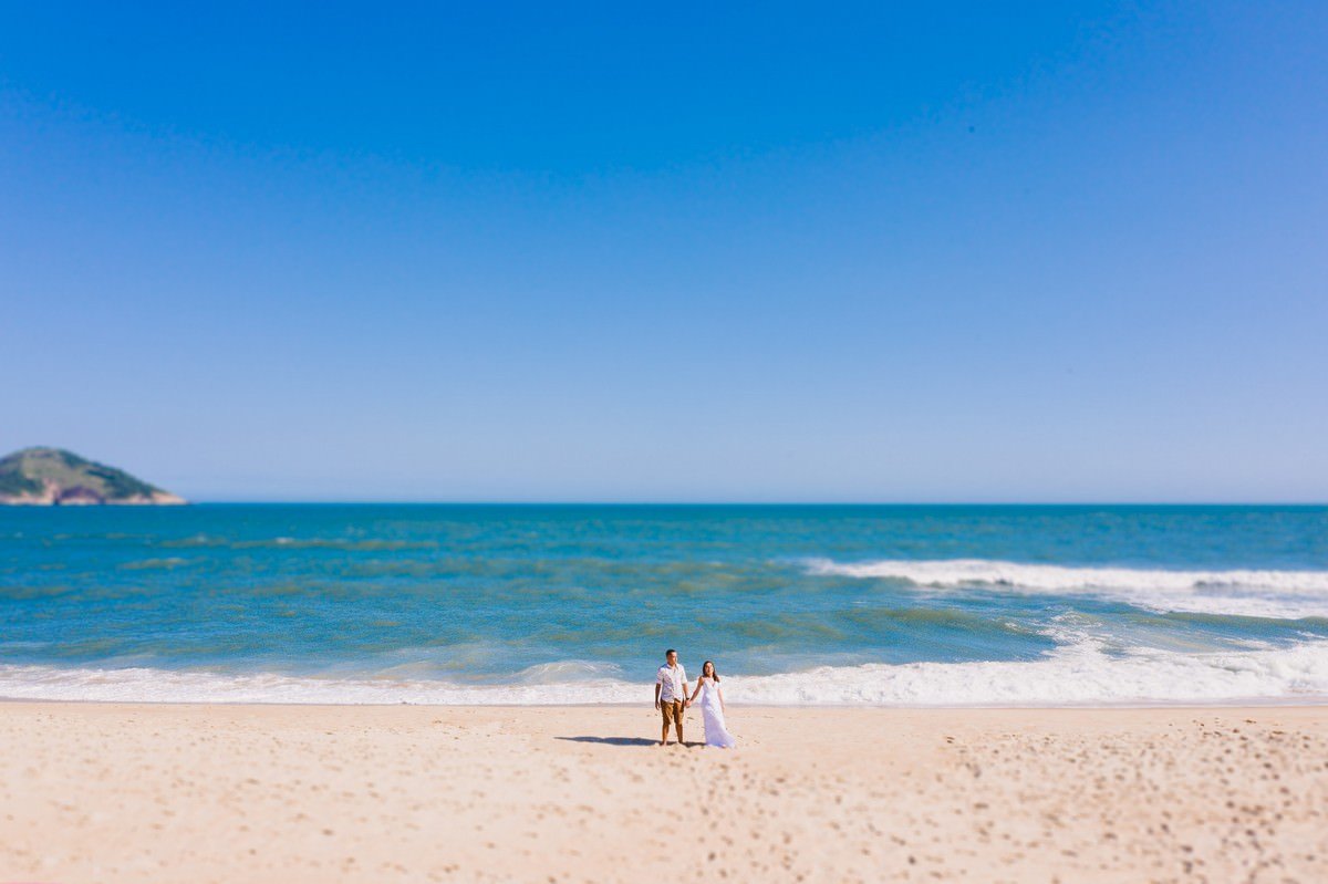 ensaio pré-wedding na praia de grumari rio de janeiro fotografia de casamento casal fotógrafo de casamento belo horizonte bh mg