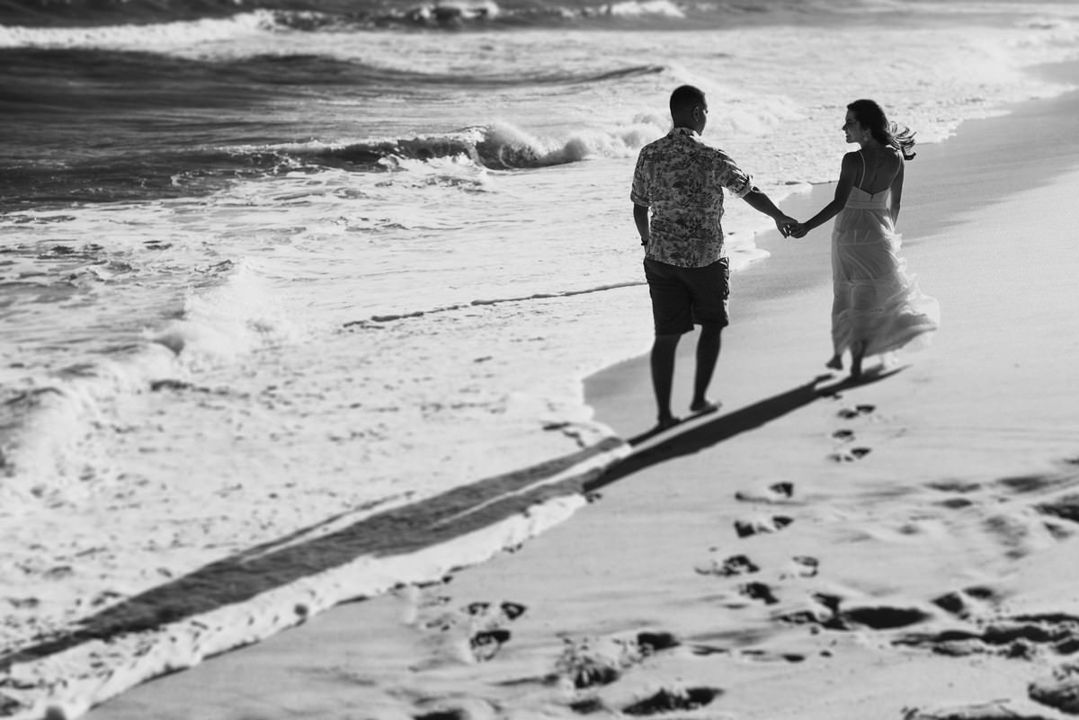 ensaio pré-wedding na praia de grumari rio de janeiro fotografia de casamento casal fotógrafo de casamento belo horizonte bh mg