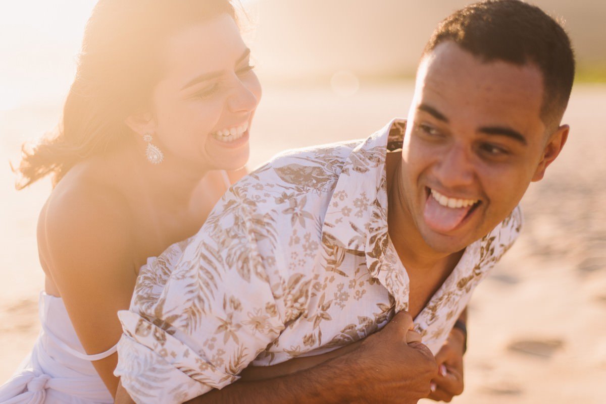 ensaio pré-wedding na praia de grumari rio de janeiro fotografia de casamento casal fotógrafo de casamento belo horizonte bh mg