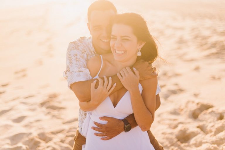 ensaio pré-wedding na praia de grumari rio de janeiro fotografia de casamento casal fotógrafo de casamento belo horizonte bh mg