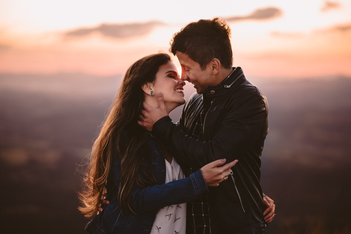 ensaio pré-wedding no topo do mundo fotografia de casamento em belo horizonte fotógrafos de casamento bh pôr-do-sol fotos