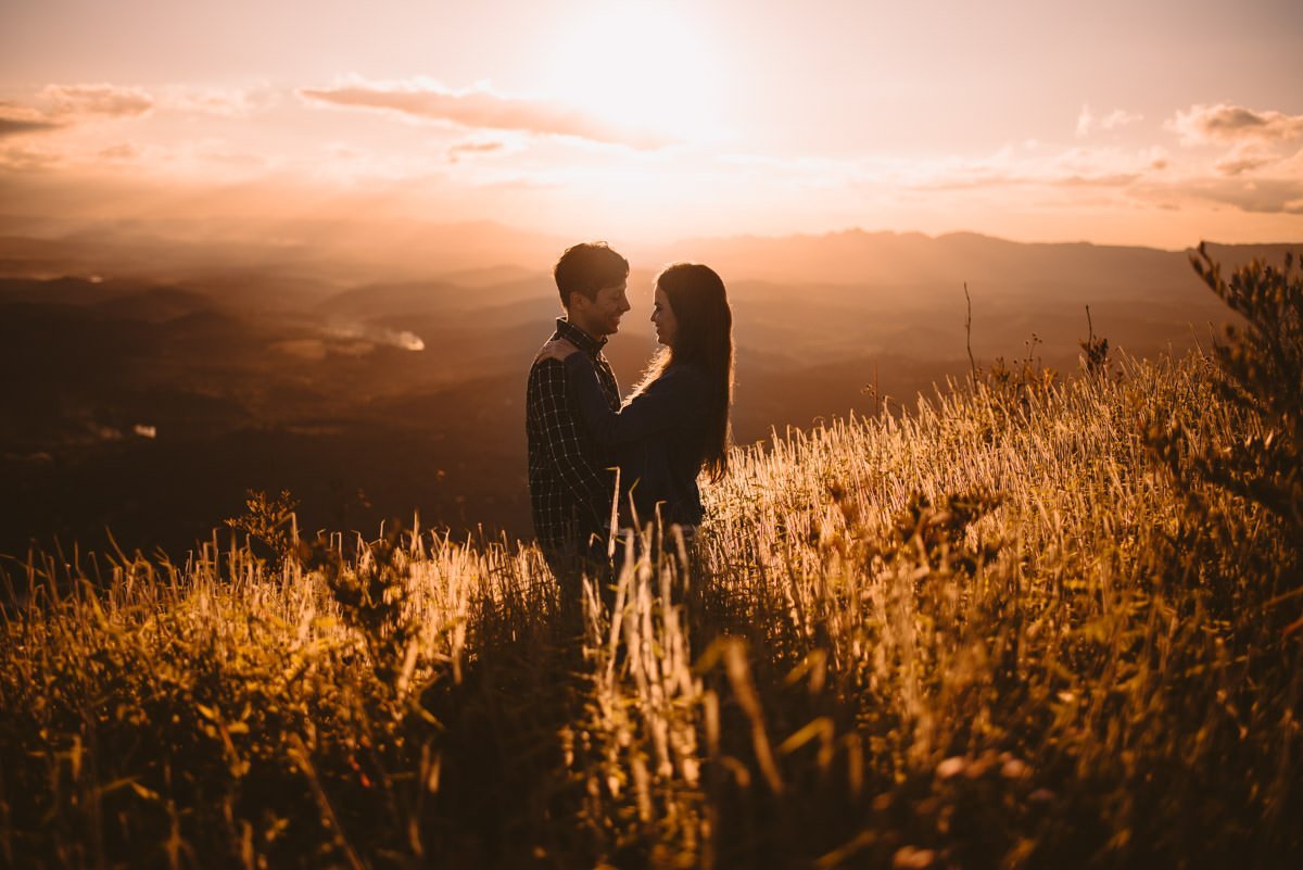 ensaio pré-wedding no topo do mundo fotografia de casamento em belo horizonte fotógrafos de casamento bh pôr-do-sol fotos
