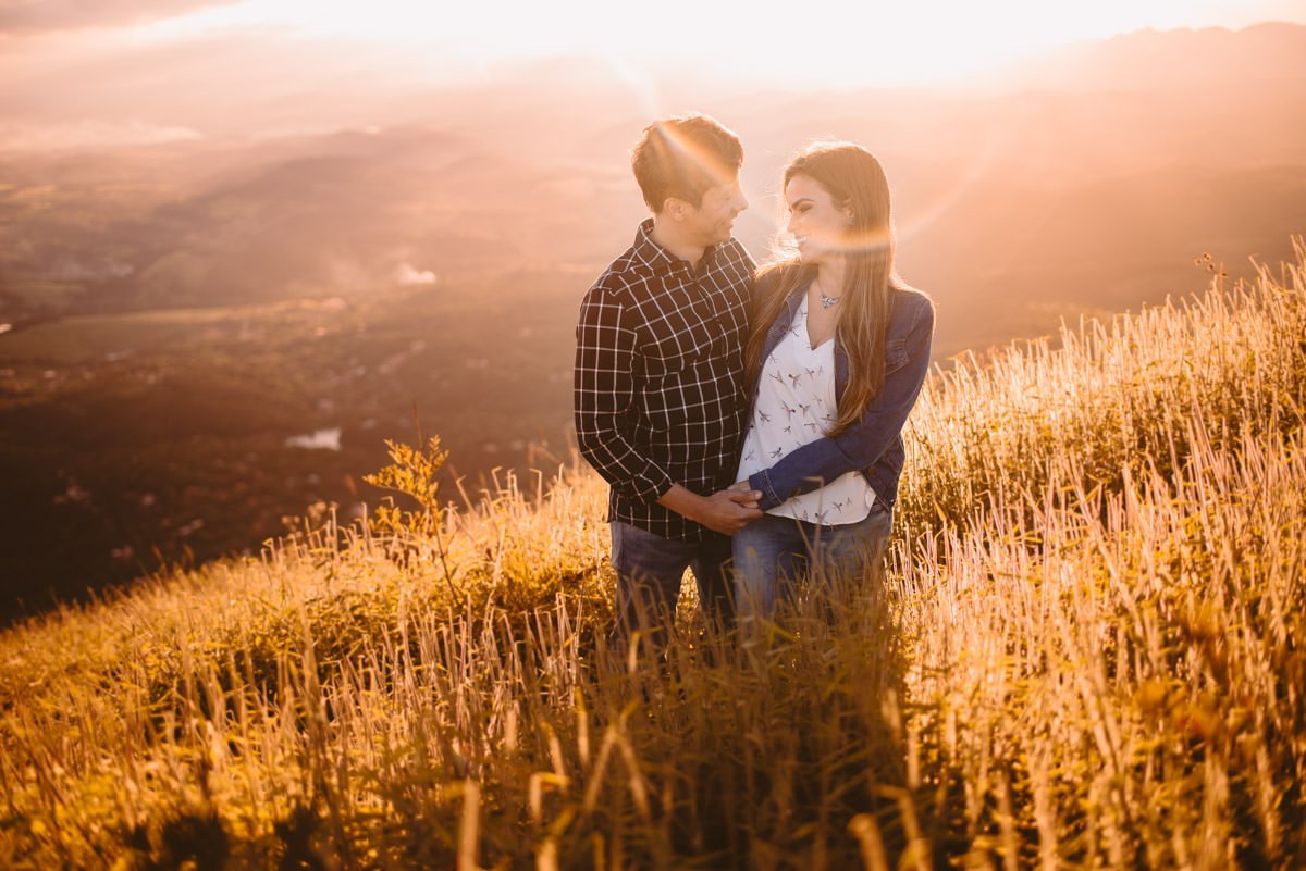 ensaio pré-wedding no topo do mundo fotografia de casamento em belo horizonte fotógrafos de casamento bh pôr-do-sol fotos