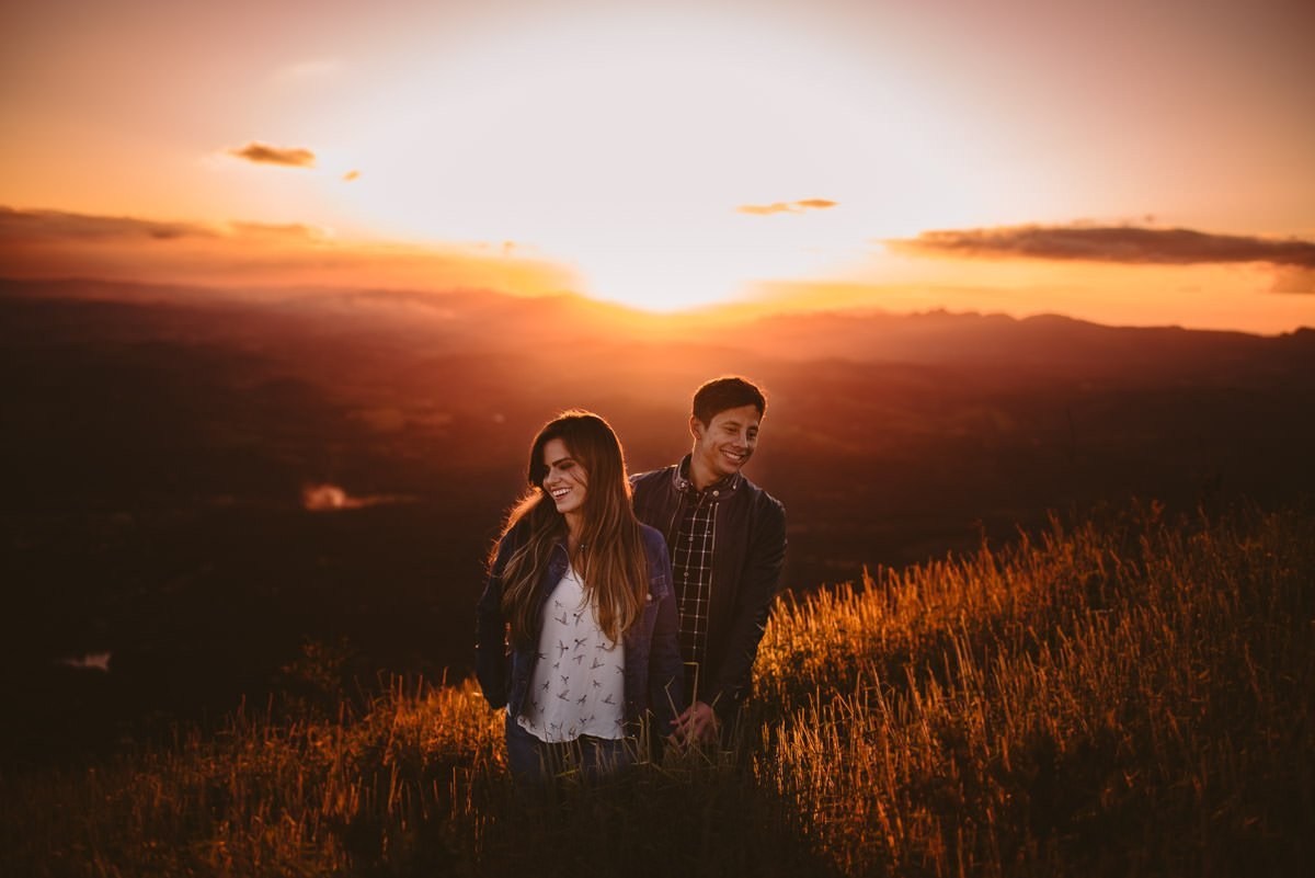 ensaio pré-wedding no topo do mundo fotografia de casamento em belo horizonte fotógrafos de casamento bh pôr-do-sol fotos